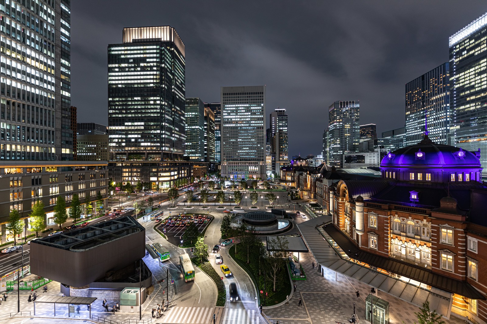 夜の東京駅丸の内駅前広場を取り囲む高層ビル群と駅舎画像